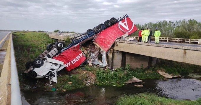 Camión volcó y quedó colgado de un puente en ruta 2