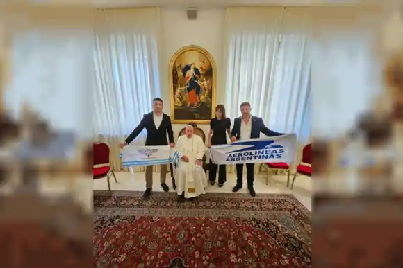 El papa Francisco se fotografió con Aeronavegantes y una bandera de respaldo a Aerolíneas