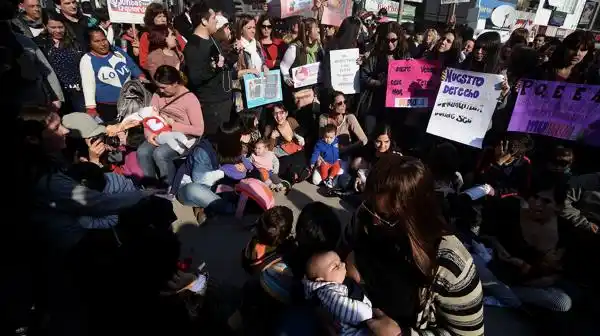 Miles de mujeres participaron del “tetazo” nacional para reivindicar la lactancia