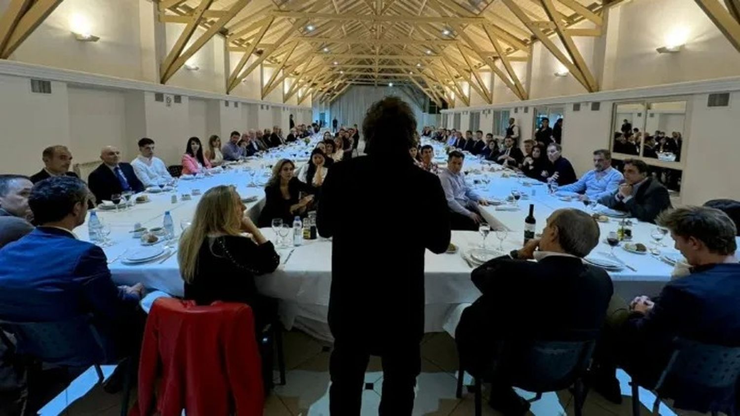A comer como un jubilado: Amnistía Internacional invitó a los “87 héroes” de Milei a cenar por $781