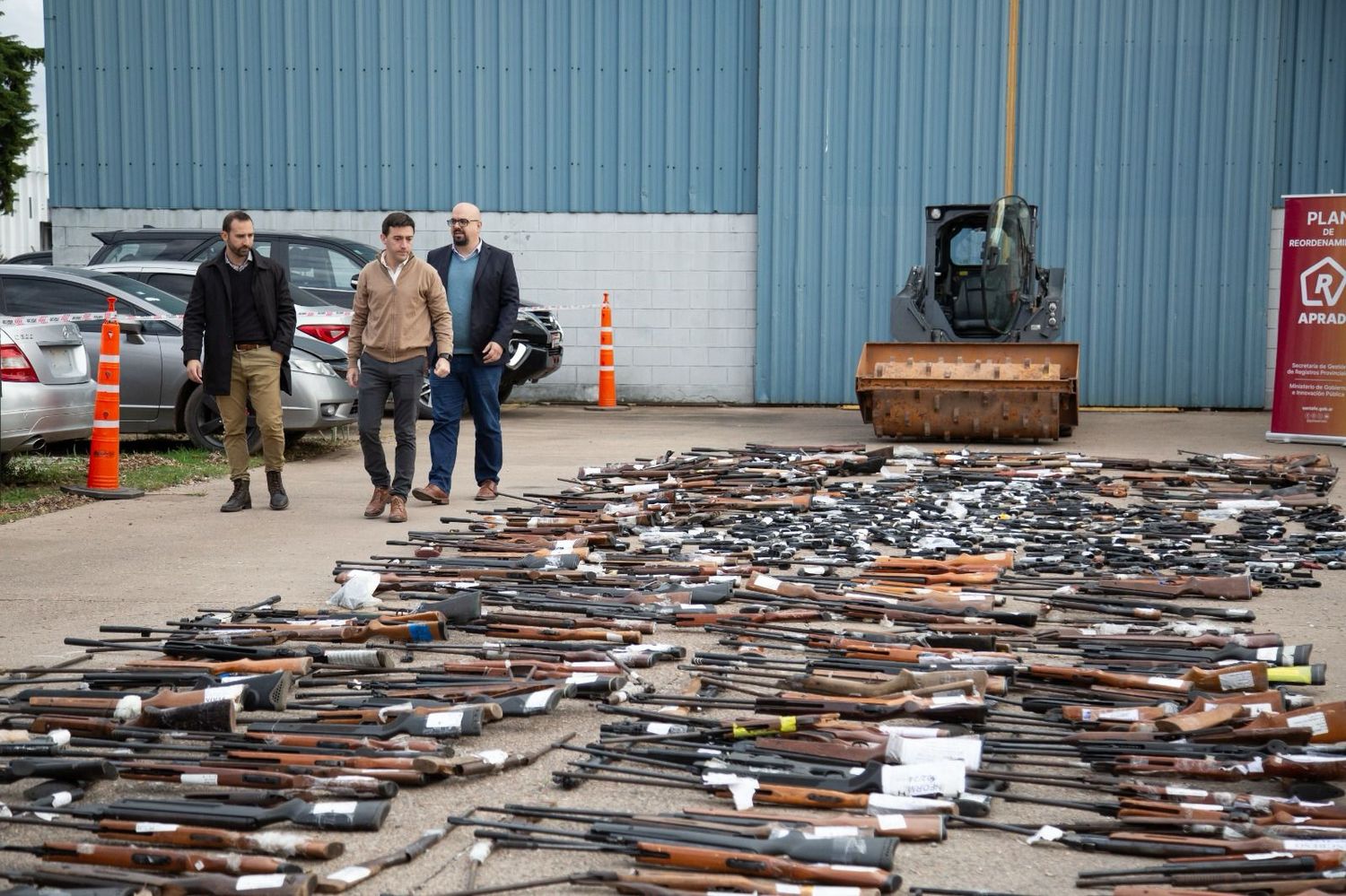 Funcionarios provinciales supervisan la destrucción de las armas.