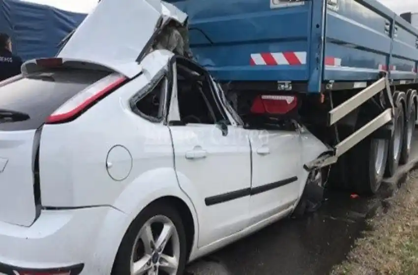Murieron dos ocupantes de un auto que chocó de atrás a un camión