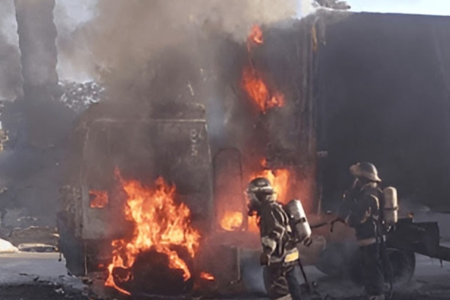 Tensión en zona noroeste: se prendió fuego un camión en Empalme Graneros