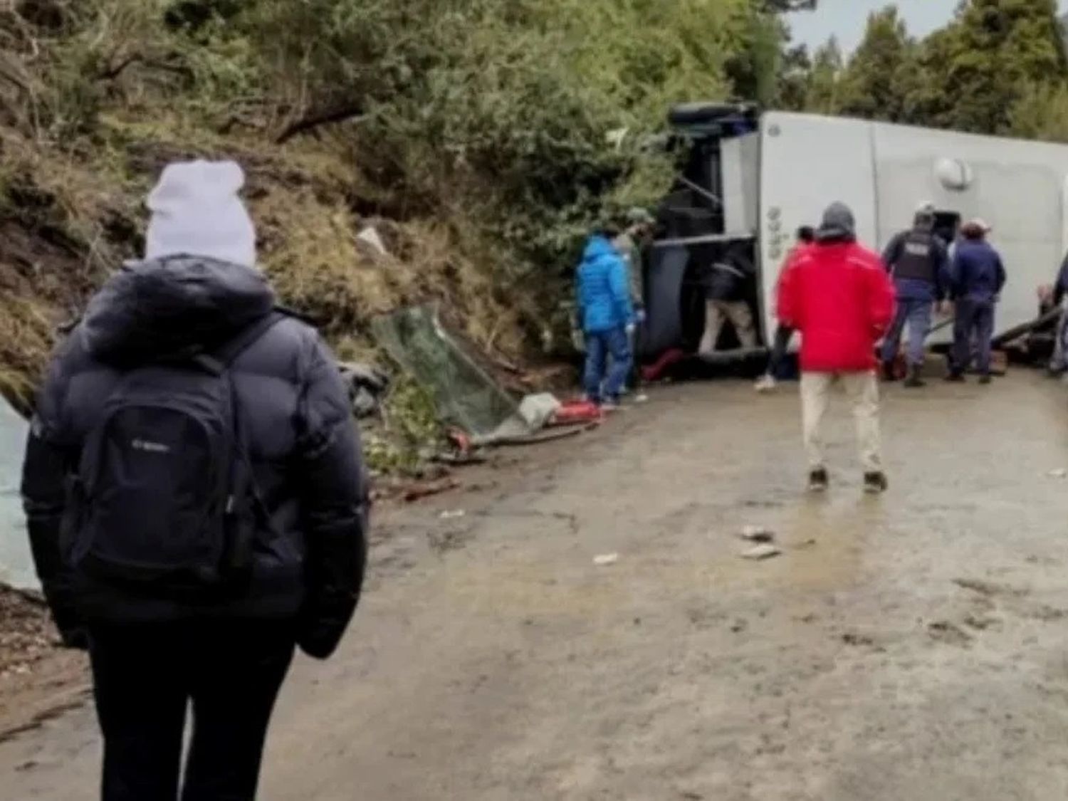 El tránsito en la ruta 65 sigue interrumpido mientras retiran el vehículo siniestrado.