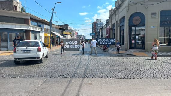 Integrantes del Polo Obrero cortaron la calle 9 de Julio