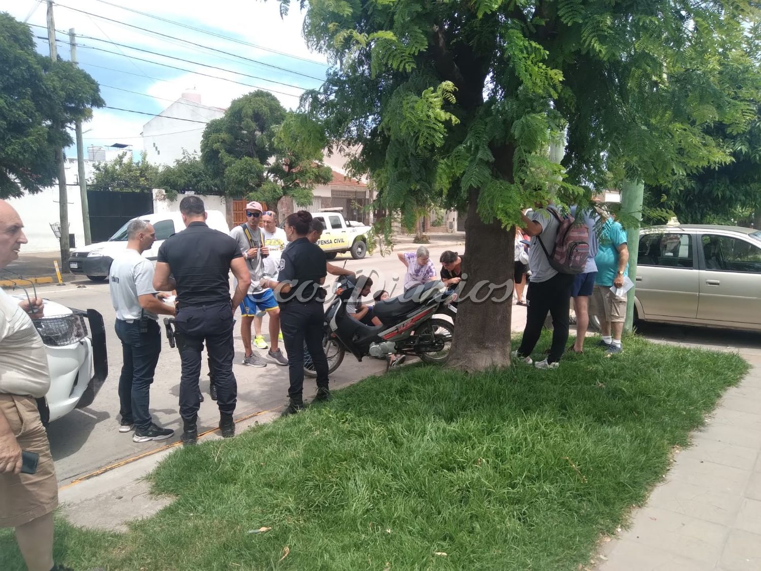 Asistencia de vecinos en el accidente de la 74