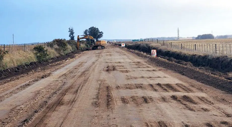 Trabajos de mantenimiento en el camino a Arenas Verdes