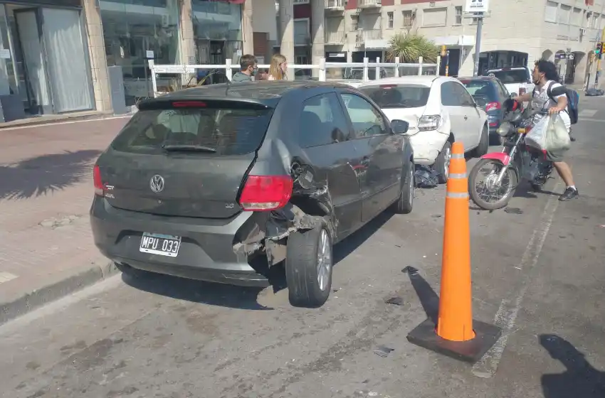 Completamente borracho chocó contra autos estacionados en la costa