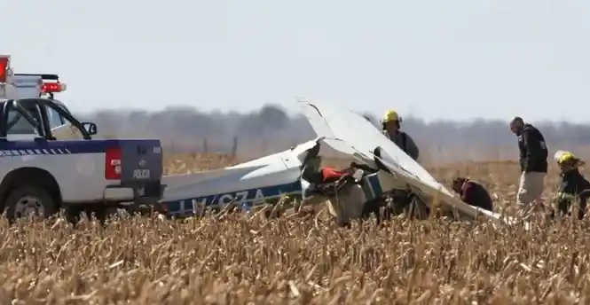 VIDEO | Tragedia en un festival aéreo: dos pilotos perdieron el control de una avioneta, cayeron al suelo y fallecieron