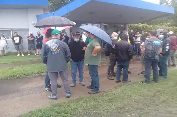 Tensa protesta en Guerrero Motos: trabajadores despedidos se encadenaron a la planta de San Lorenzo