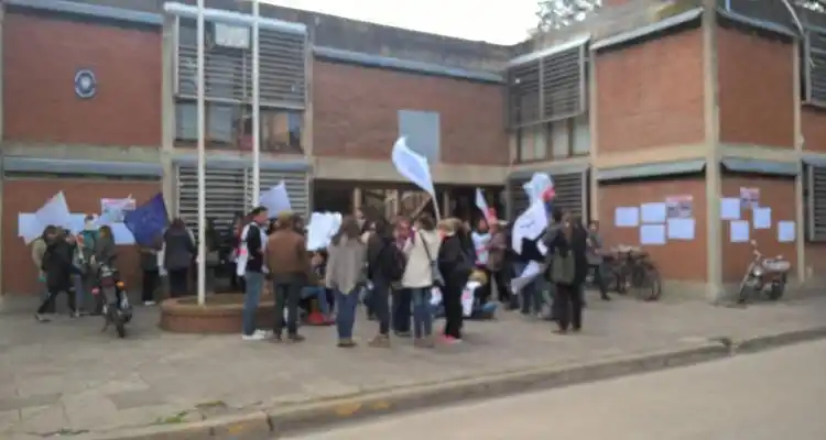 Docentes protestaron en el Consejo Escolar