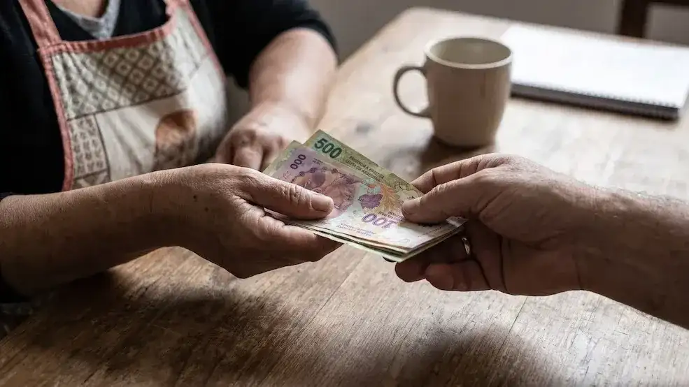 La mitad de los hogares con "estrés económico" pidieron dinero prestado para cubrir gastos corrientes