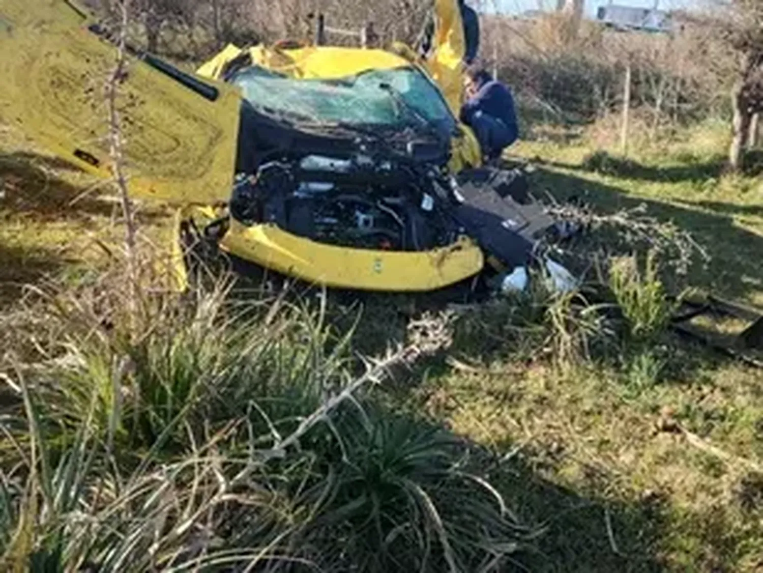 Una Ferrari despistó y chocó en un campo en la Ruta 6 cerca de San Vicente
