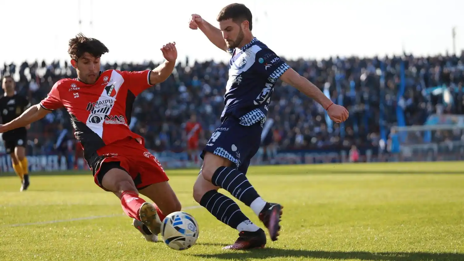 Cristian Gorgerino disputando el balón