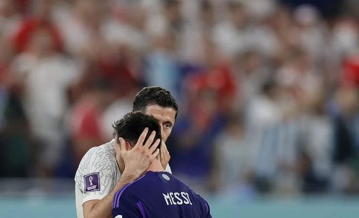 ¿Qué se dijeron Messi y Lewandowski en el final del partido?