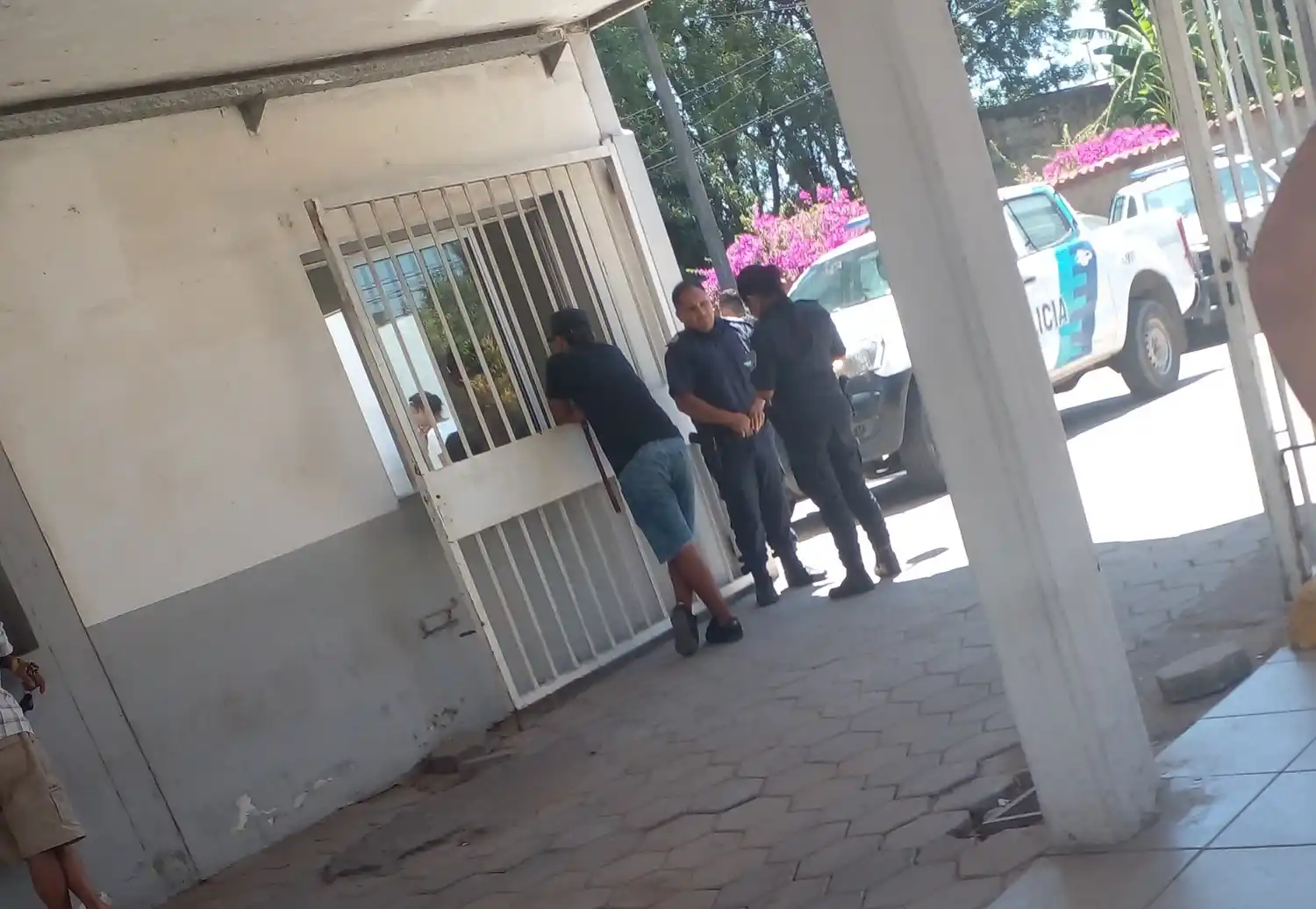 La imagen que captó un testigo tras la agresión perpetrada por una mujer contra otra que estaba en el interior de la Guardia de Emergencias.