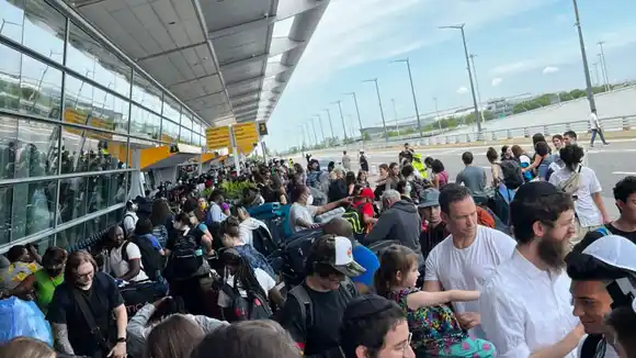 ¡SOLO UN SUSTO! Evacúan aeropuerto de NUEVA YORK por una maleta abandonada