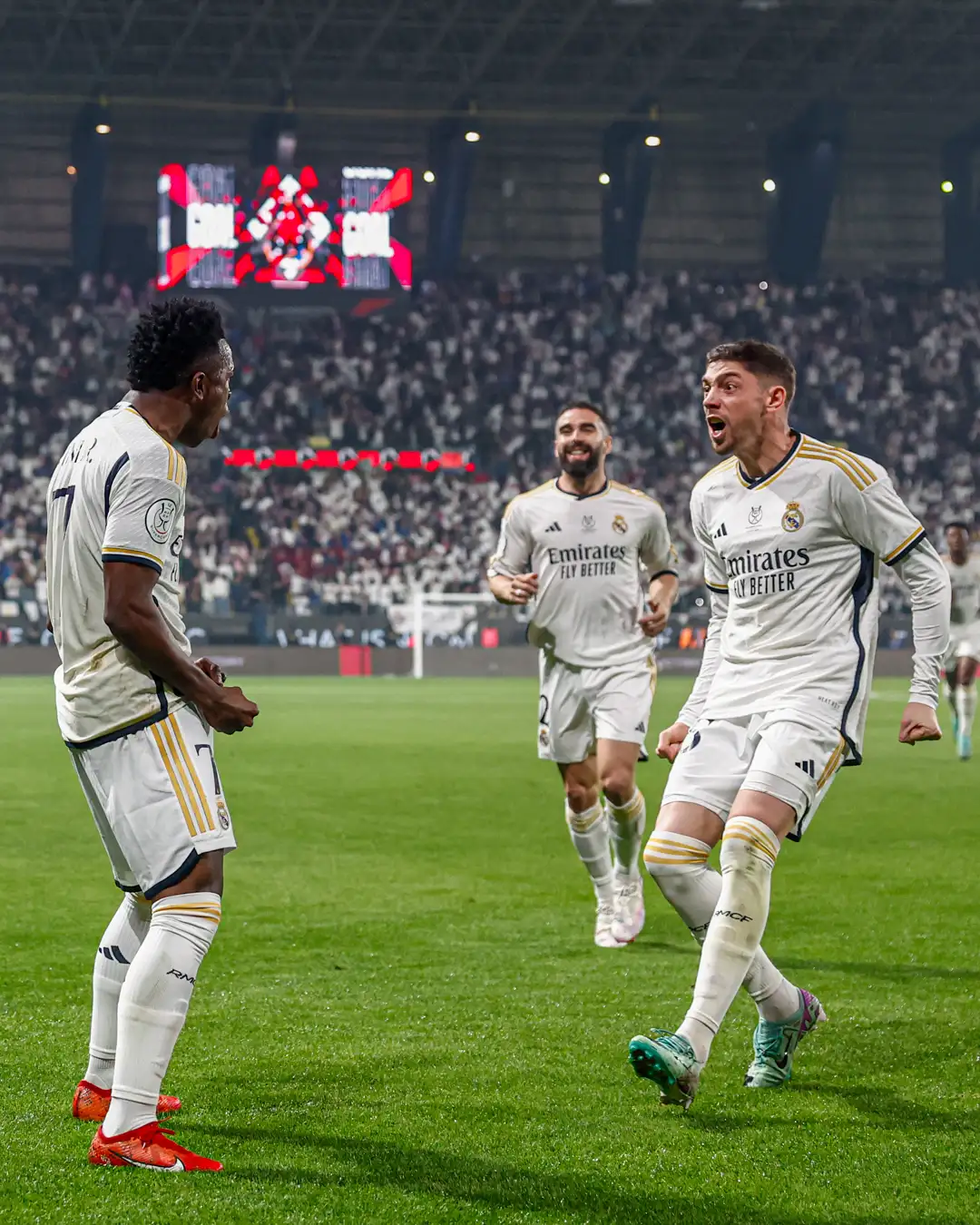Vinicius celebra uno de sus goles con Valverde. Detrás, Carvajal.