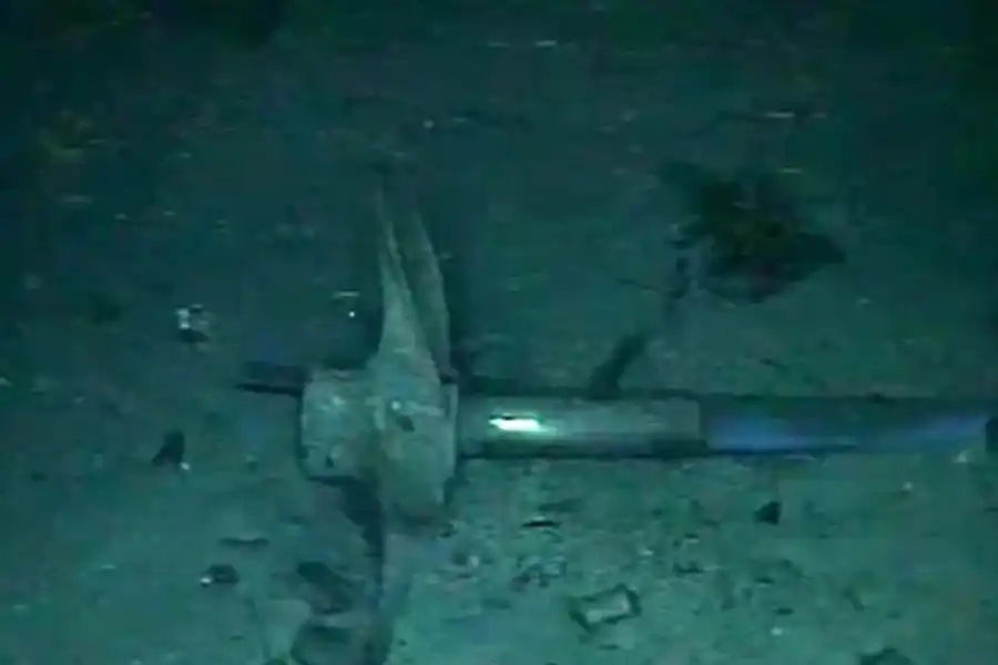 La hélice y el eje de popa del ARA San Juan, bajo el mar. El submarino tenía una sola hélice de siete palas. Cinco de ellas se pueden ver, dos están enterradas en el lecho marino