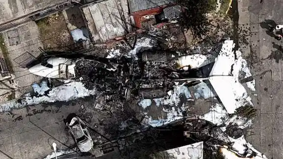 Así quedó el avión luego de impactar contra una casa