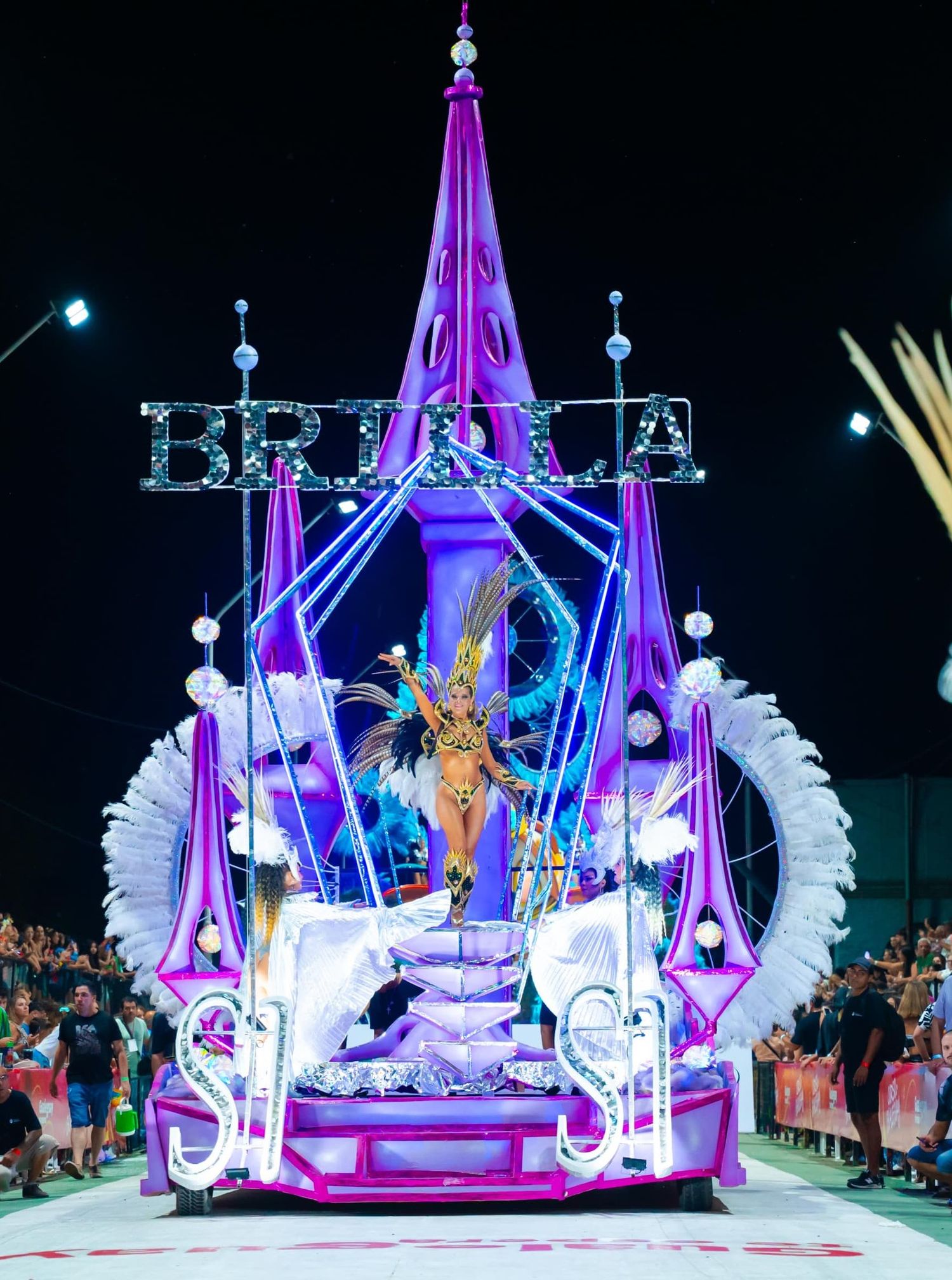 Primer carroza en que va la reina.-