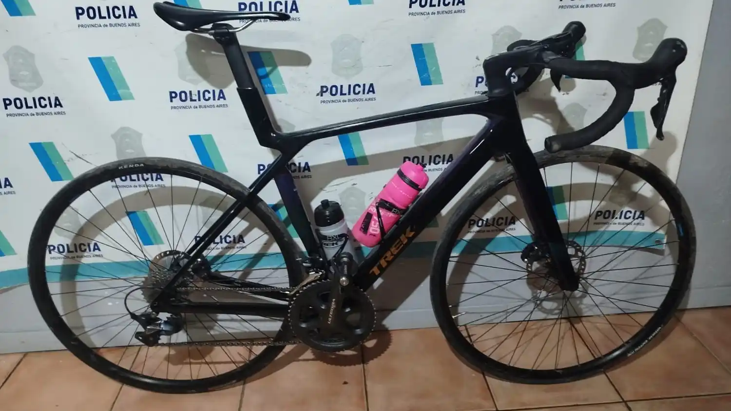 Los delincuentes abandonaron la bicicleta cerca de la Comisaría 12da ante la fuerte presión policial.