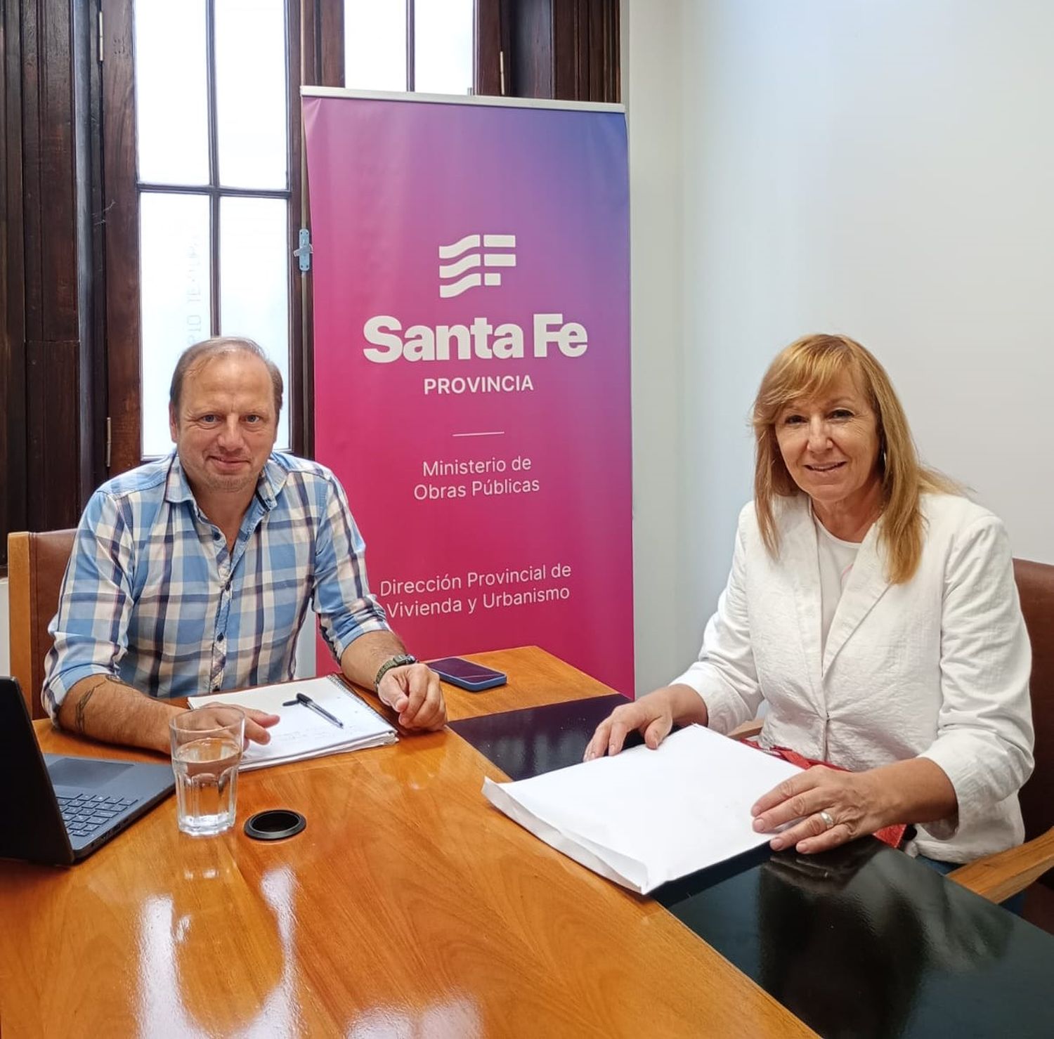 La presidenta comunal María Isabel Bosco en la reunión con Lucas Crivelli.