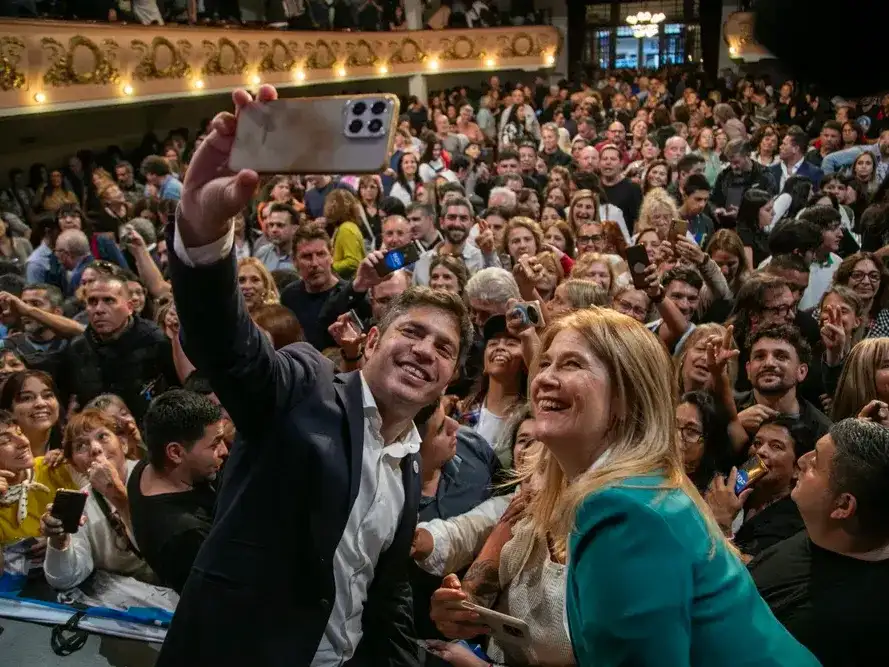 En su discurso de cierre, Kicillof apuntó directamente contra la gestión de Javier Milei: “El enorme ataque contra la educación pública no tiene únicamente un móvil presupuestario, apunta también contra la posibilidad de construir una sociedad más justa, con igualdad y soberanía”.