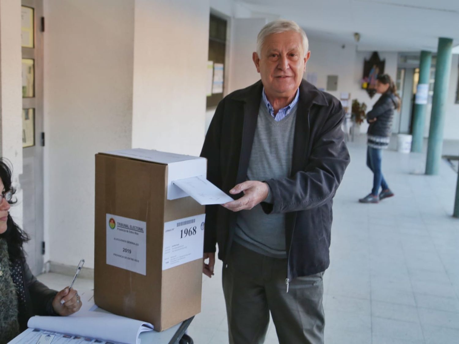 Jorge Maradey emitió su voto y comenzó con la recorrida por todo el Departamento