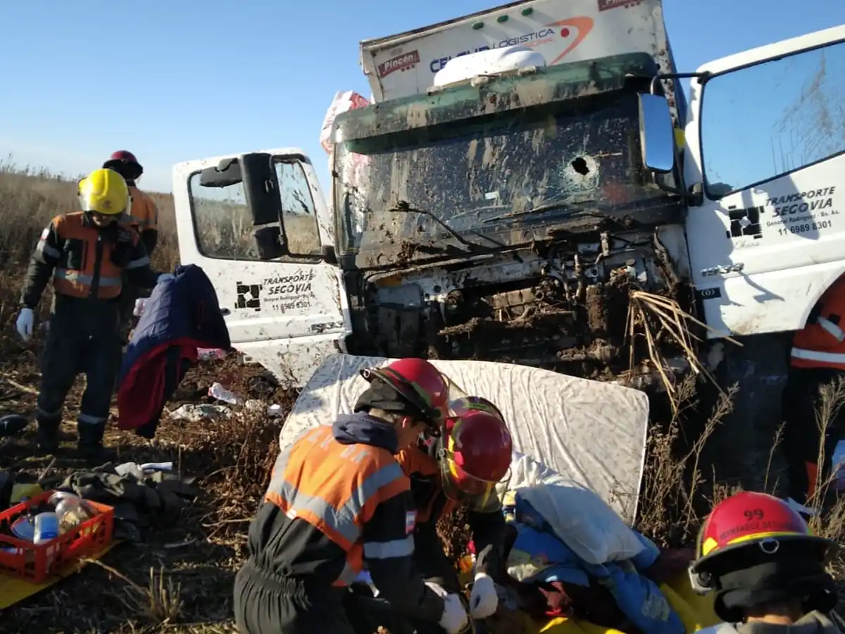 Un camionero quiso esquivar un piquete de transportistas, lo apedrearon y murió tras un vuelco
