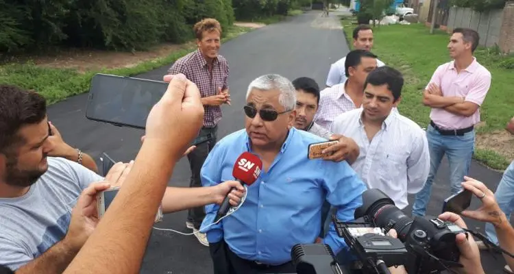 Con varios de sus funcionarios, Cecilio Salazar inauguró la obra de pavimentación de las 170 cuadras