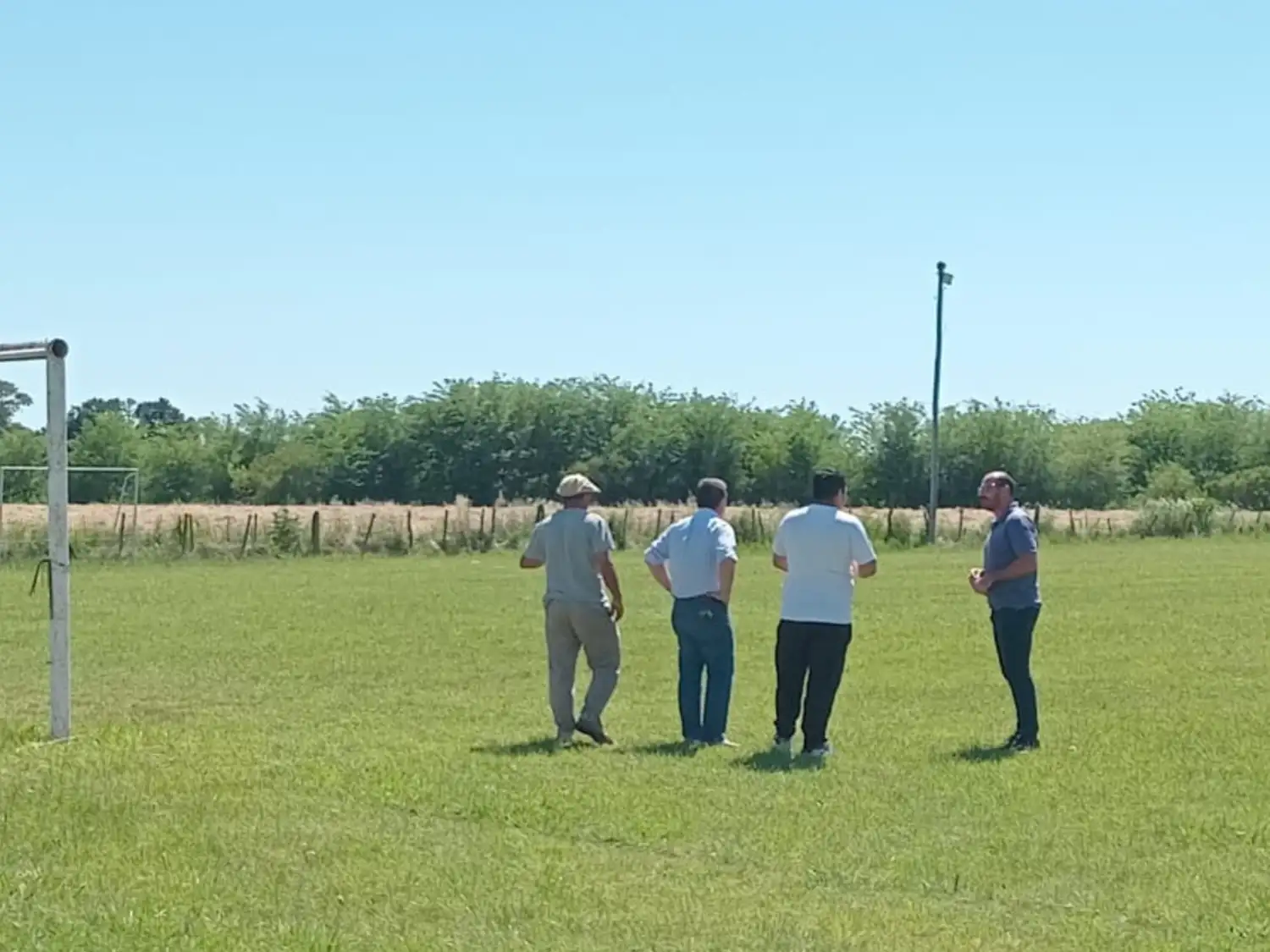 Recorriendo la cancha de fútbol para el futuro alambrado