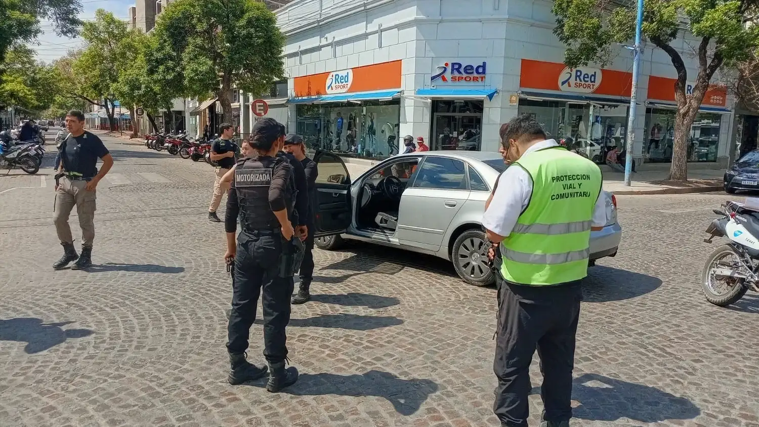 Choque en Bv. Santa Fe: un auto "se llevó puesta" una moto Audi y terminaron esparcidos limones y un kilo de helado - 4