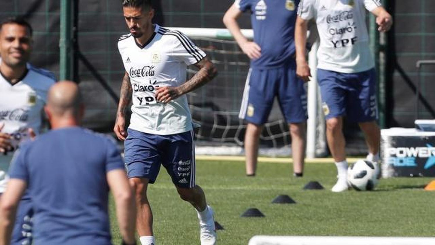Manuel Lanzini fue operado de la rodilla en Barcelona