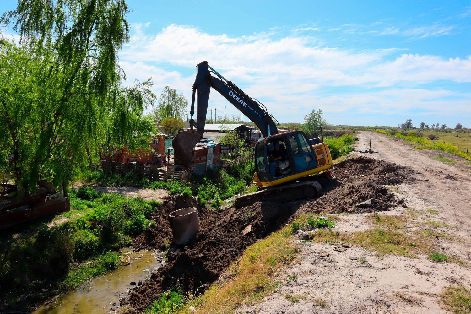 Realizan trabajos de limpieza del zanjón interno del Barrio Minuán