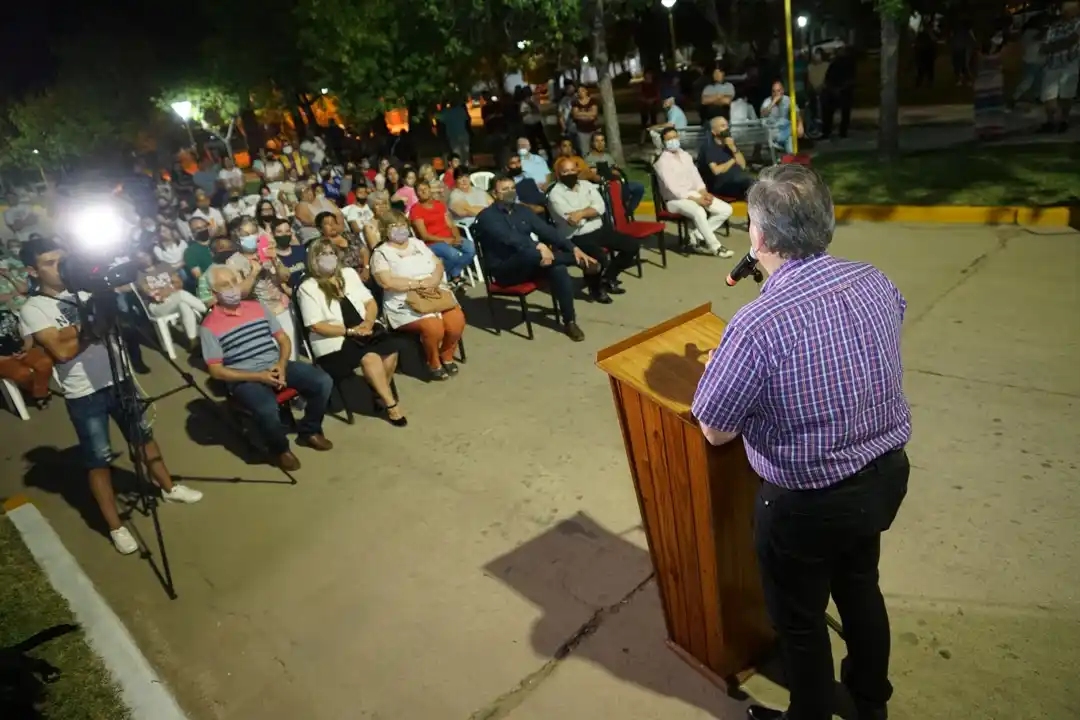 Moisés Ville: Michlig, González y Barceló habilitaron nueva iluminación led