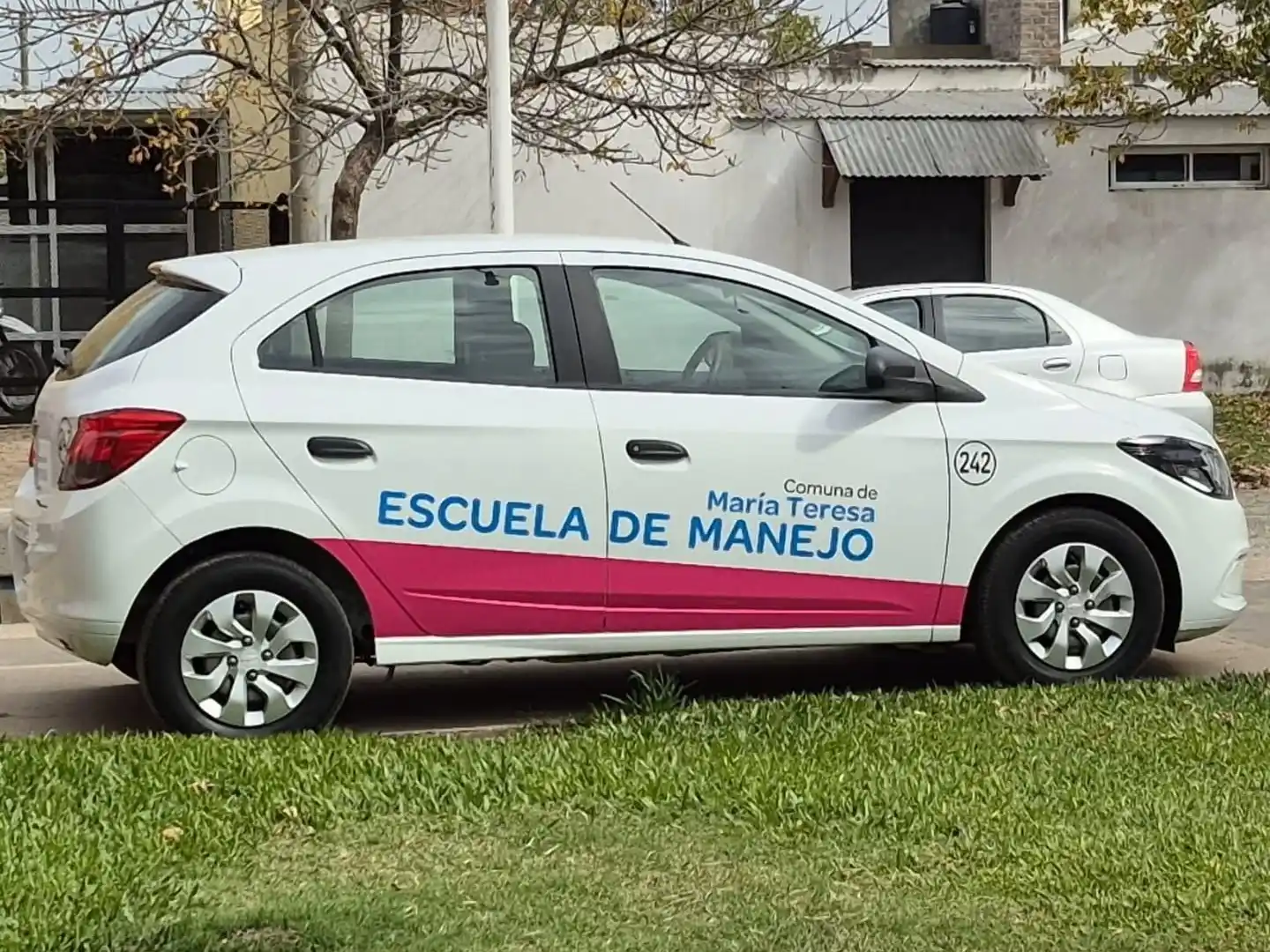 El vehículo que adquirió la comuna para la Escuela de Manejo.