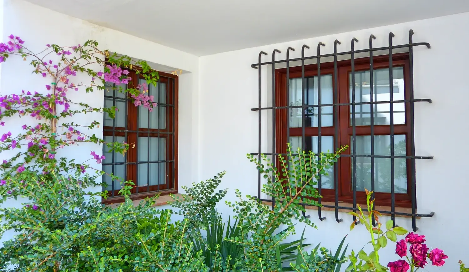 Adiós a las rejas negras: la nueva tendencia en ventanas que combina seguridad, luz y diseño moderno