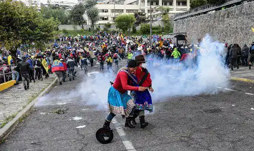 ¡FURIA INDÍGENA TOMA QUITO! Intentan entrar al Congreso, pero la policía los dispersa