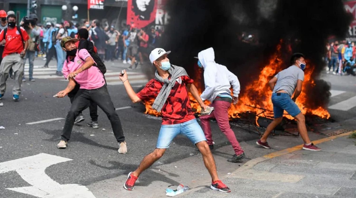 Protesta contra el FMI: atacaron el frente del Congreso y arrojaron una bomba molotov a la Policía