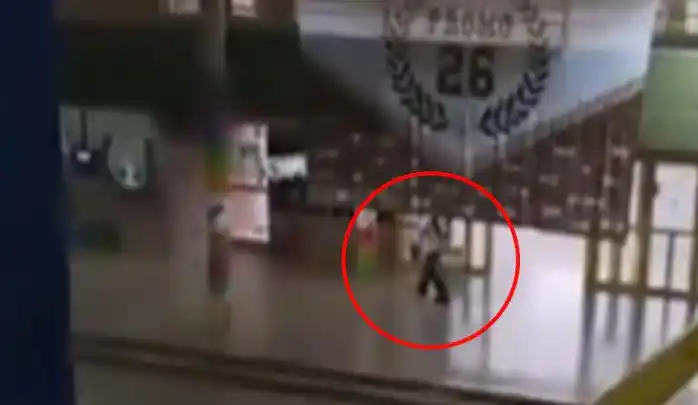 Imagen de seguridad muestra el momento en que un alumno asesina a un compañero
