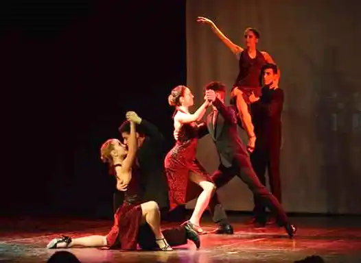 Espectáculo de tango y folclore en la sala del Teatro Municipal
