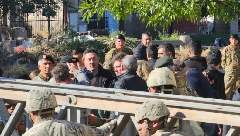 “Porteño careta”: el mal momento de Milei en su visita a Bahía Blanca cuando vecinos le gritaron desde un arroyo