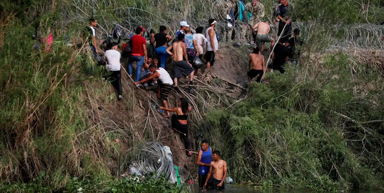 Migrantes cruzan el río Bravo para entregarse a los agentes de la Patrulla Fronteriza de los Estados Unidos. Crédito: REUTERS.