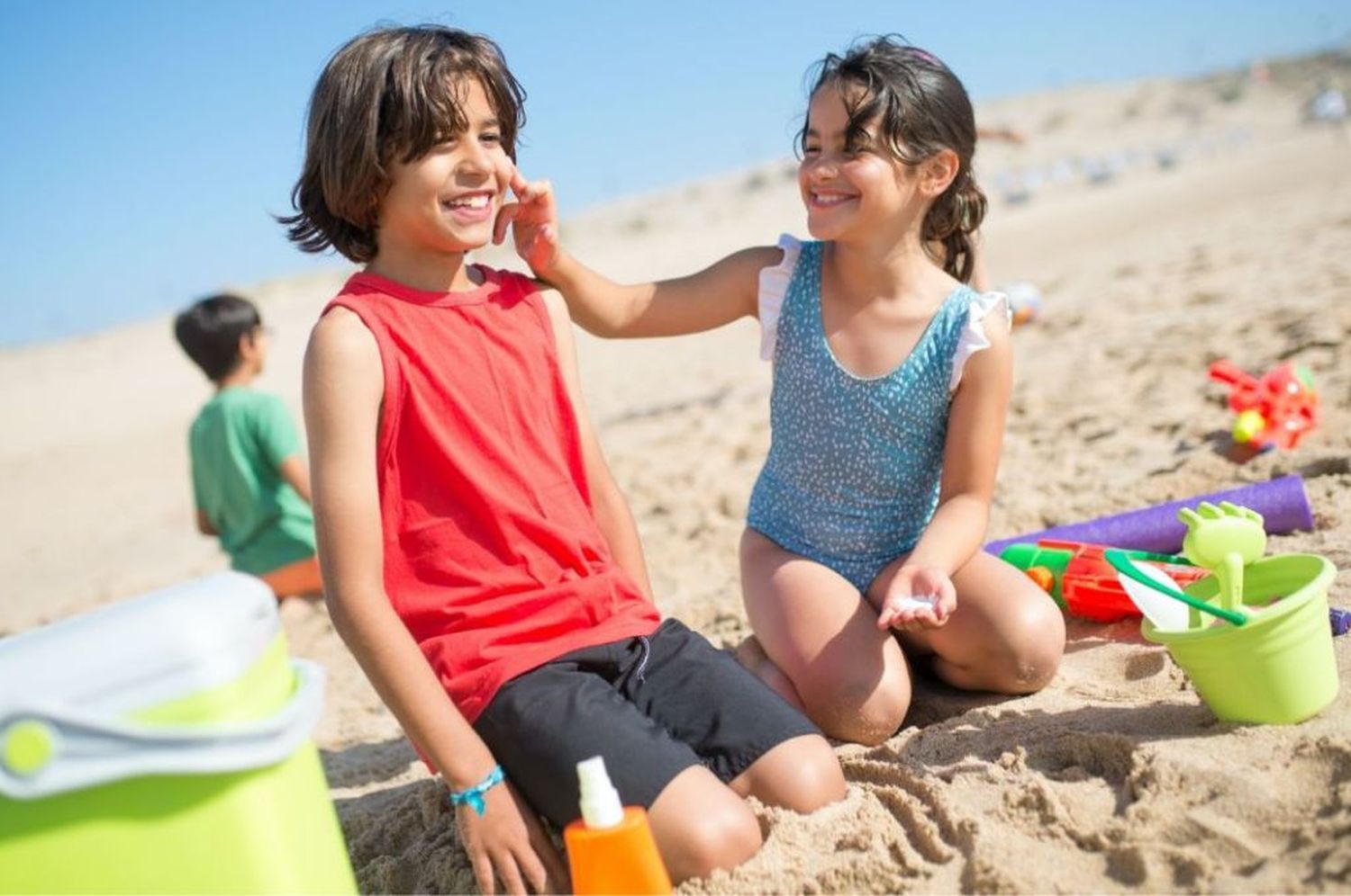 Cuáles son los métodos más recomendados de protección solar para los niños