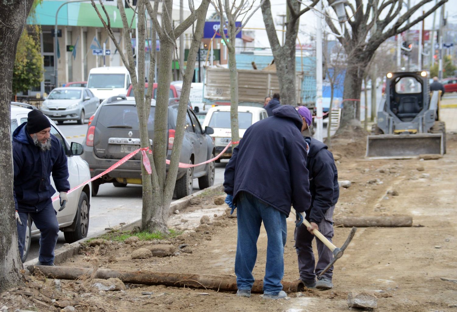 El personal comenzó con la remoción de las veredas existentes, que se encontraban deterioradas, para luego construir los nuevos contrapesos y colocar nuevas baldosas.