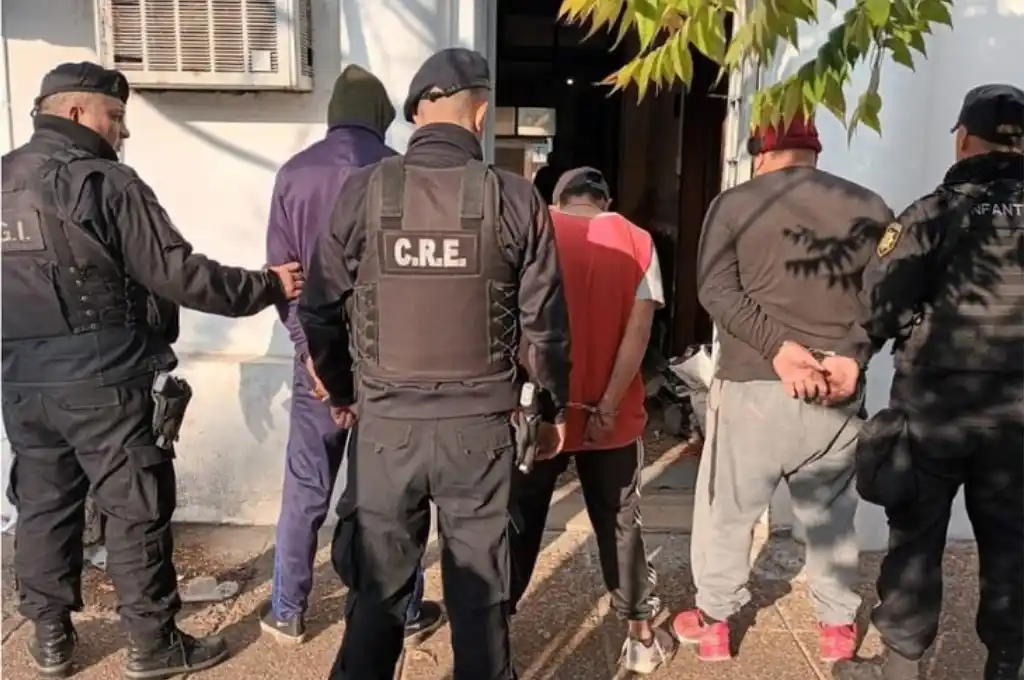 Los elementos secuestrados en poder de los delincuentes.