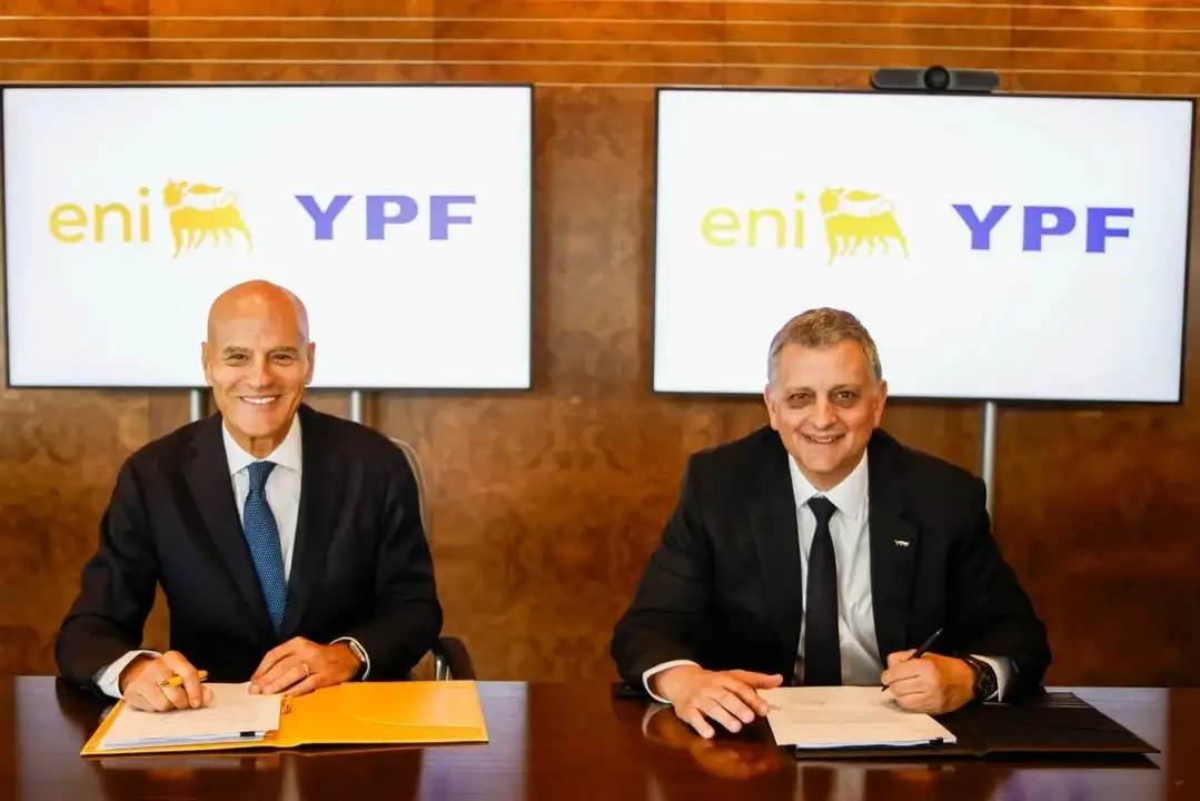 Los representantes de ambas empresas firmaron el acuerdo energético.