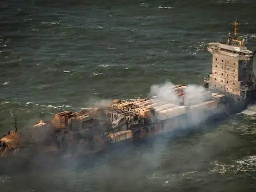 Columnas de humo se elevan desde el carguero MV Solong en el Mar del Norte, frente a la costa de Yorkshire, el martes 11 de marzo de 2025, en Inglaterra.