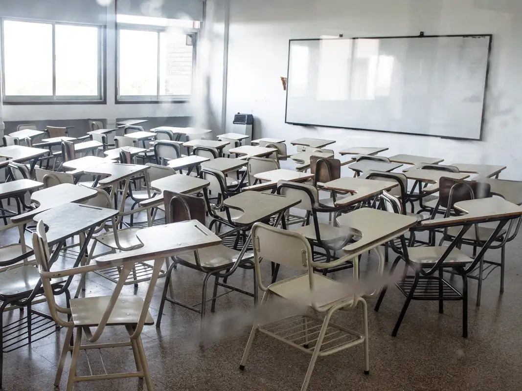 La decisión busca resguardar a la comunidad educativa, reducir la circulación en la ciudad y facilitar la respuesta ante posibles emergencias.